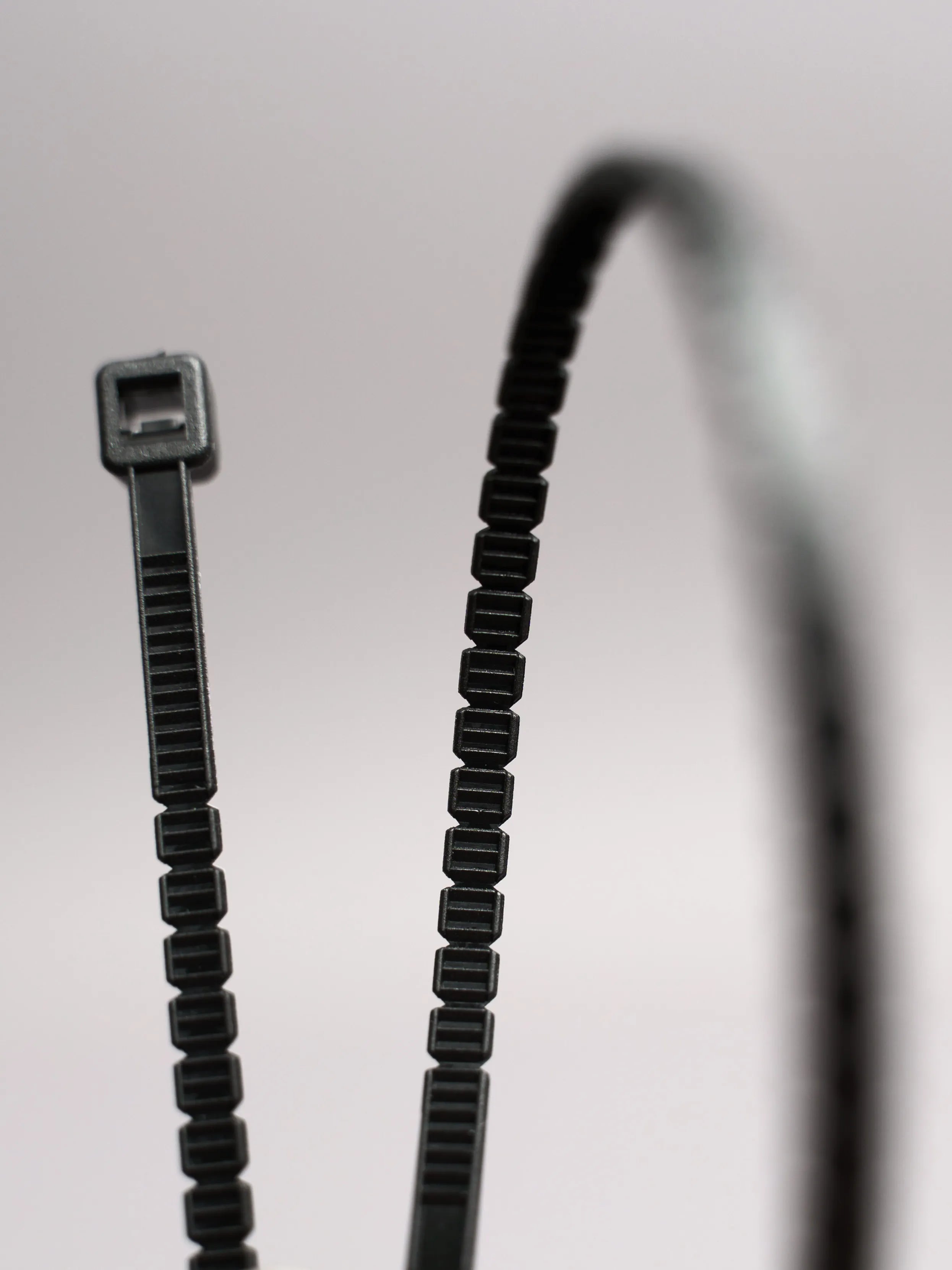 ein schwarzer Tight'n Twist Kabelbinder in Nahaufnahme